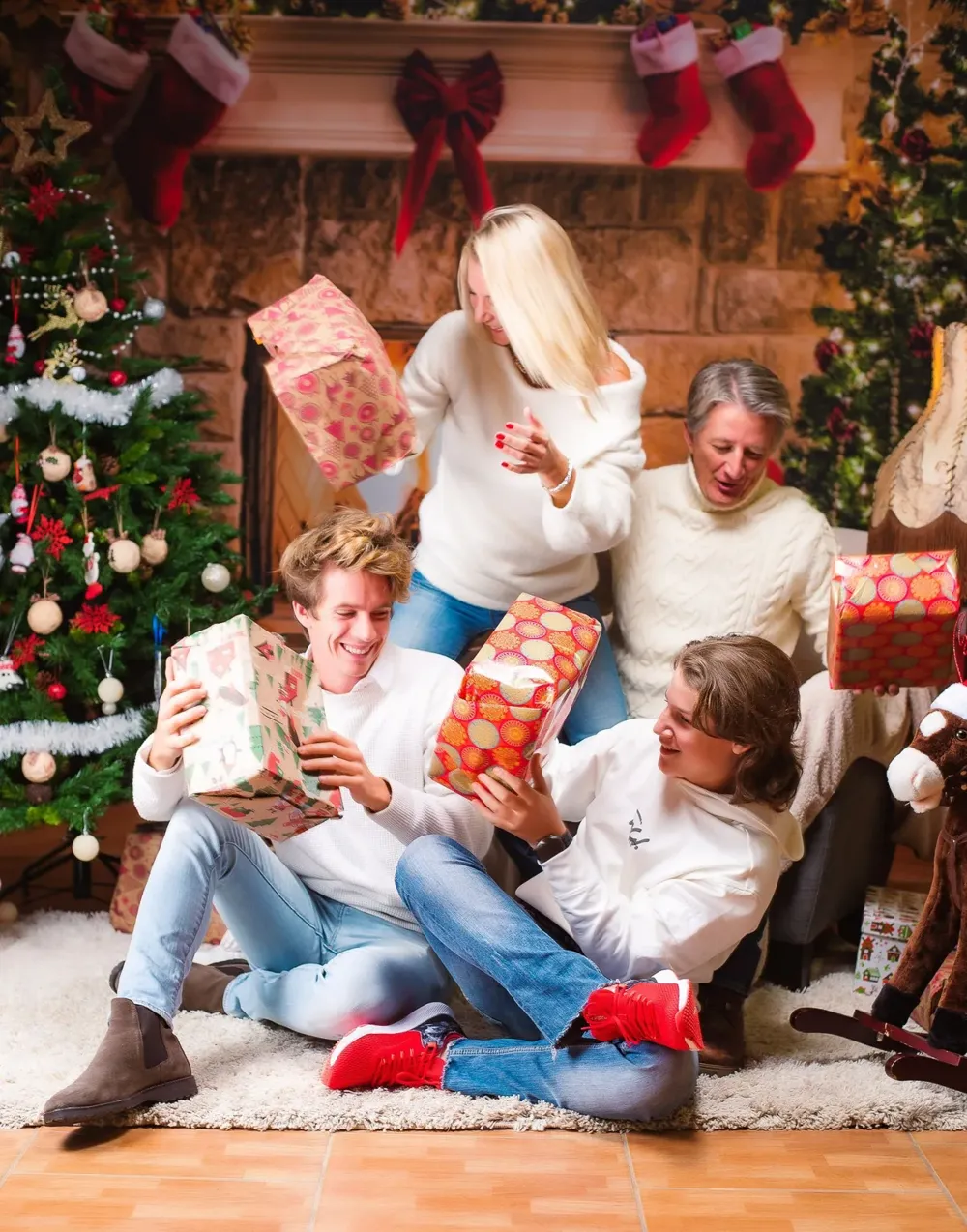 Familia riendo con regalos de Navidad