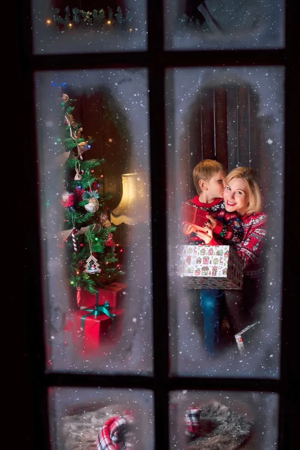 Familia en sesión de fotos de Navidad BodasBro